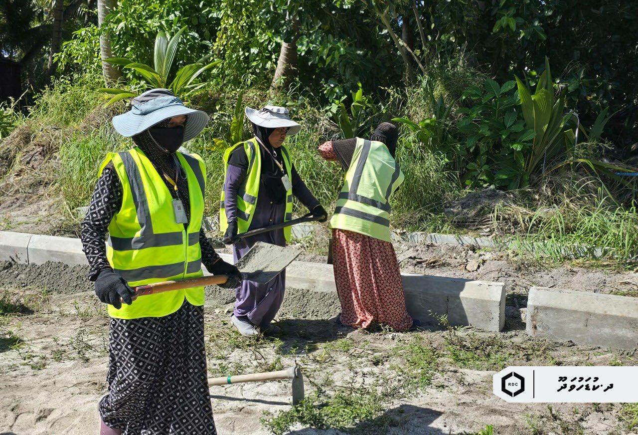 ކުޑަހުވަދޫގެ މަގުތައް ހެދުމުގެ މަސައްކަތް ބާރު ސްޕީޑެއްގައި ކުރިޔަށްދަނީ!