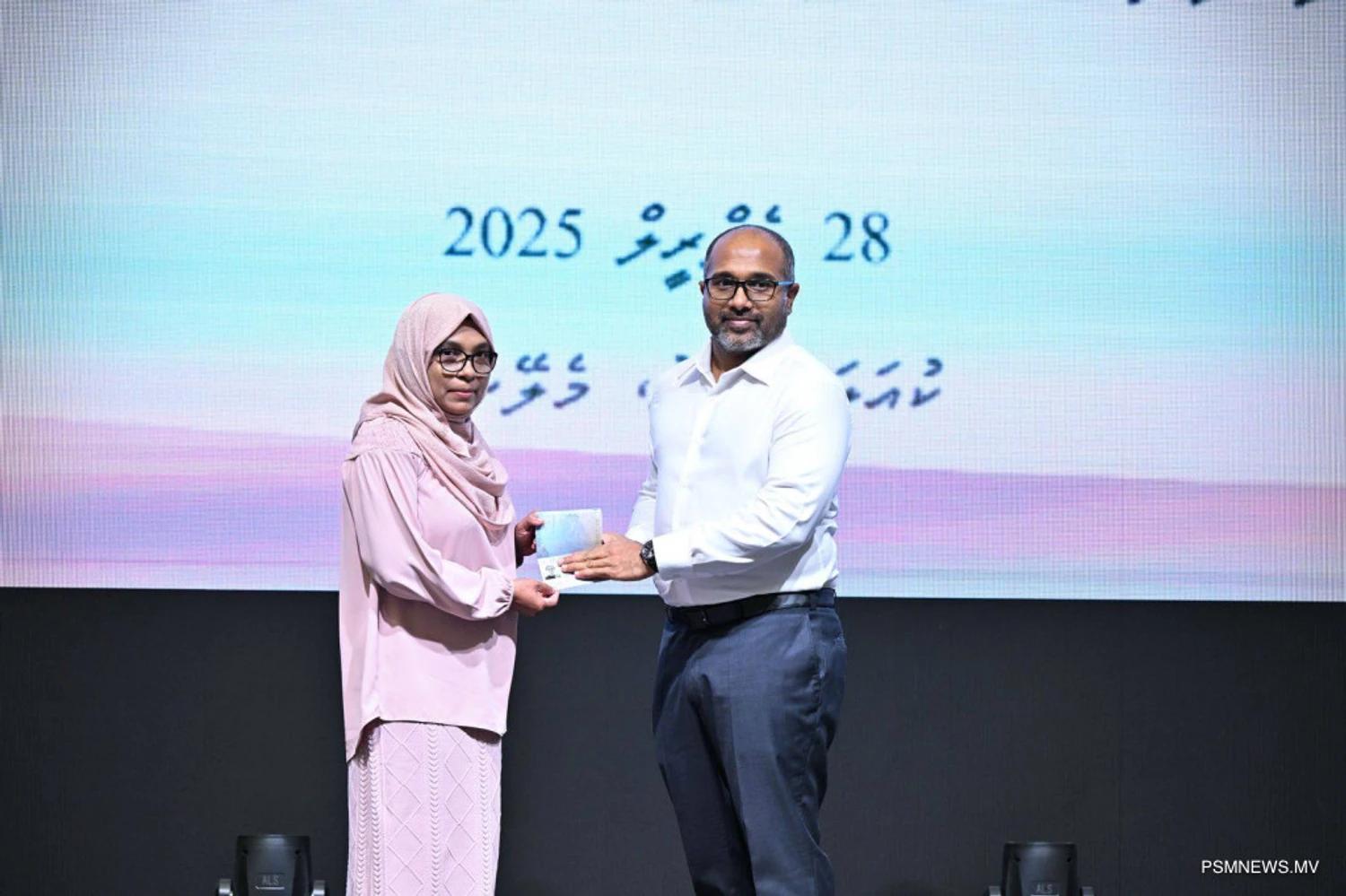 ރާއްޖެއިން ބޭރުގައި ފުރަތަމަ ފަހަރަށް އައިޑީކާޑާއި ދިވެހި ޕާސްޕޯޓުގެ ހިދުމަތް ފަށައިފި: ފުރަތަމަ ގައުމަކަށް މެލޭޝިއާ!