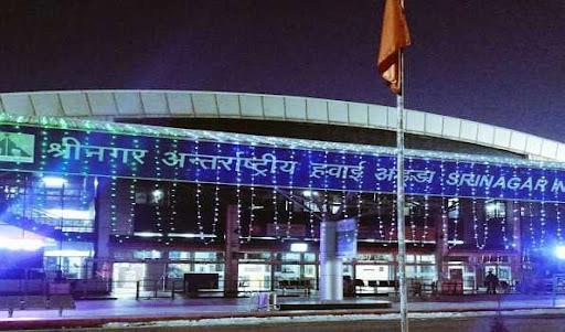 އިންޑިއާގެ ބާރުގެ ދަށުގައި އޮތް ސްރީނަގަރު އެއާޕޯޓު ސަރަހައްދުގައި ބާރުގަދަ ގޮވުންތަކެއްގެ އަޑު!