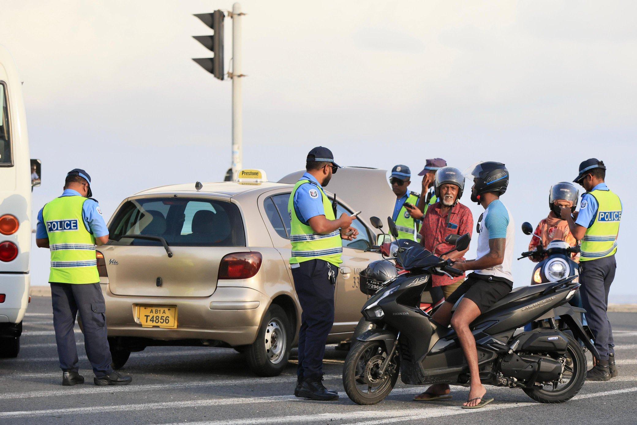 މަނާ ވަގުތުގައި ވެހިކަލް ދުއްވައިގެން 11 މީހަކު ޖޫރިމަނާކޮށް 3 ވެހިކަލް ޓޯކުރި!