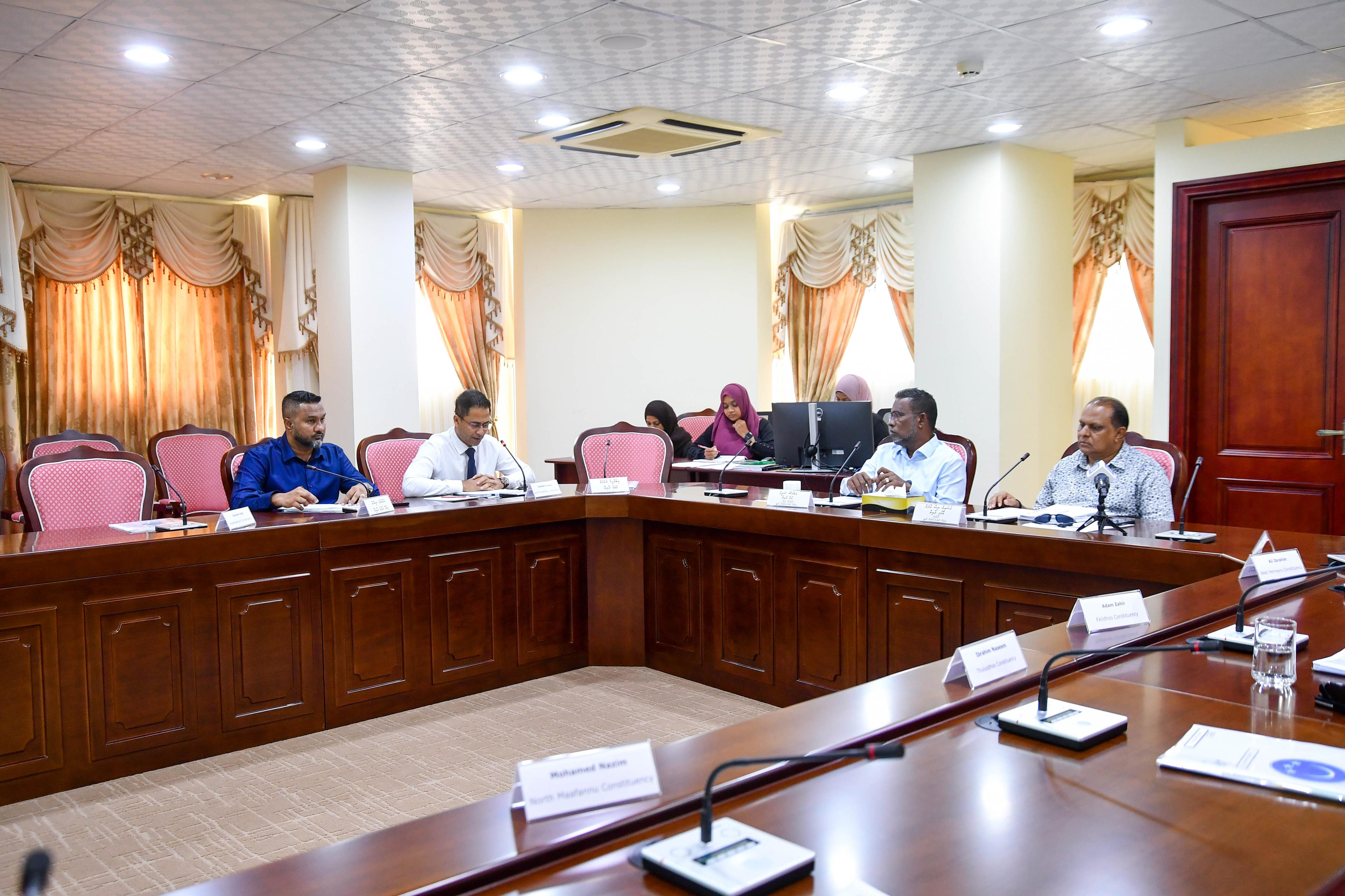 މީޑިއާ "ކޮންޓްރޯލް" ކުރާ ބިލާއި ގުޅޭގޮތުން މަޝްވަރާކުރުމަށް ކޮމެޓީން ނޫސްވެރިންނަށް ދައުވަތުދީފި