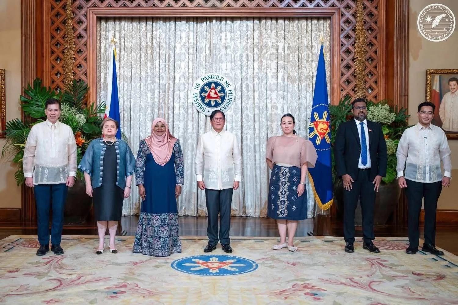 ފިލިޕީންސް އަށް ކަނޑައަޅުއްވާފައި ހުންނަވާ ނޮން-ރެޒިޑެންޓް ސަފީރުގެ ފަތްކޮޅު ފިލިޕީންސް ގެ ރައީސްއަށް އަރުވައިފި