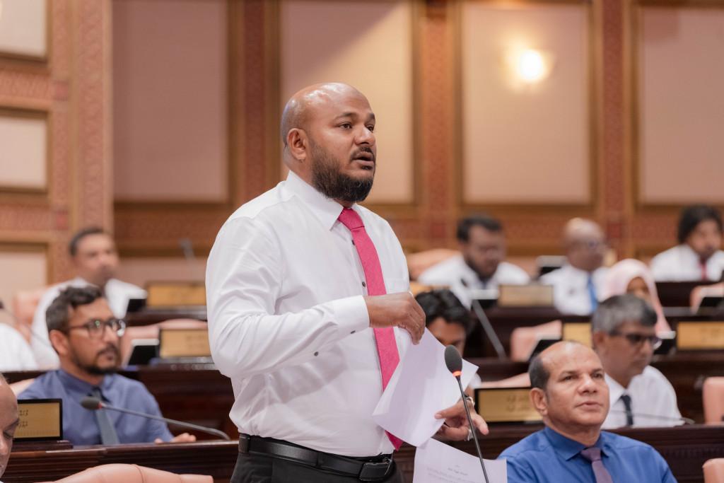 ބޮޑެތި ތުހުމަތުތަކެއް ކުރެވިފައިވަނިކޮށް ޝުޖާއު މަޖިލީހުގެ މާލިއްޔަތު ކޮމެޓީން ވަކިކޮށްފި