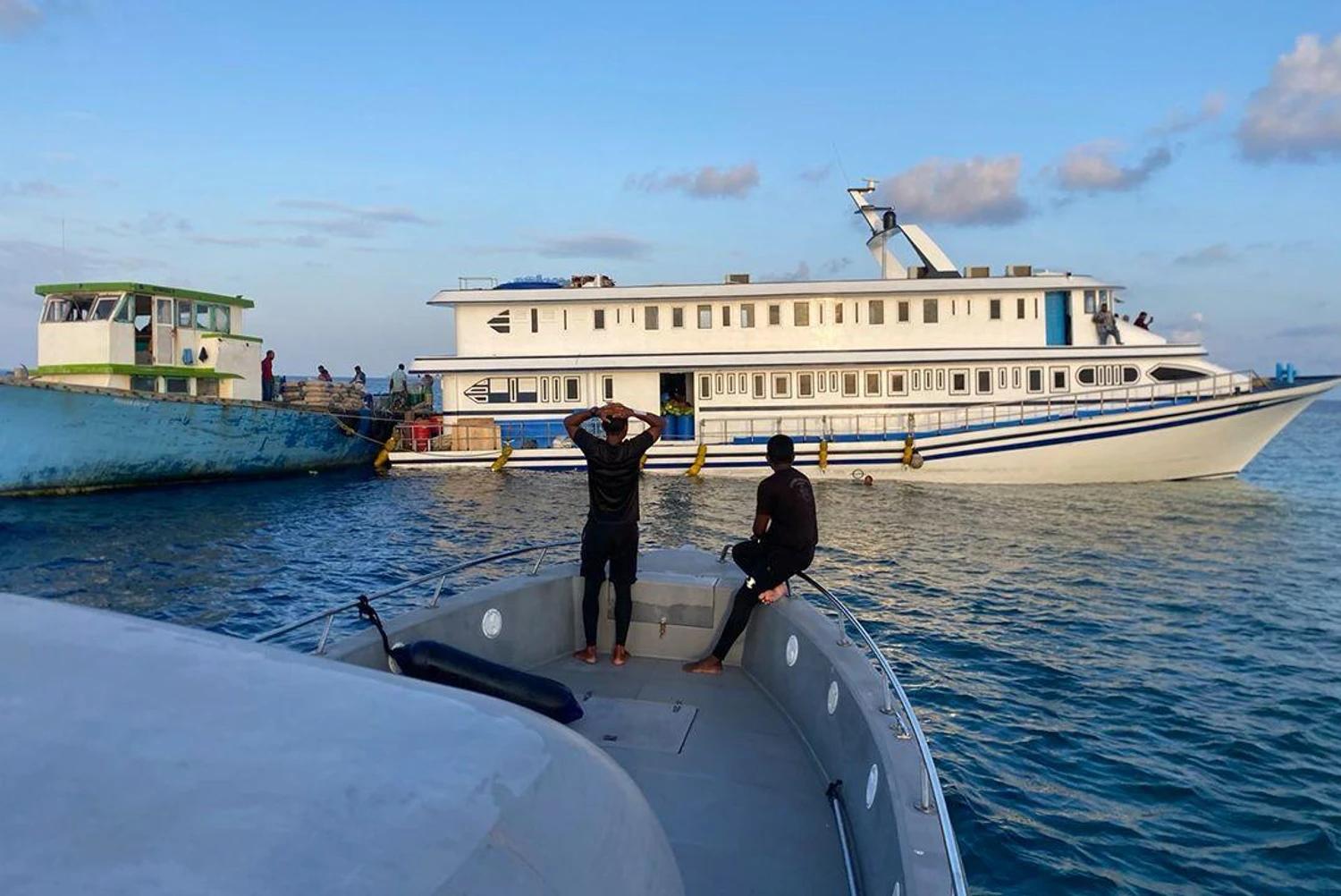 ދިއްދޫއަށް ދަތުރުކުރަމުންދިޔަ "މެގަ ހޯރަ" ބޯޓު ފަރަށް އަރައިގެން ސިފައިން އެހީވަނީ