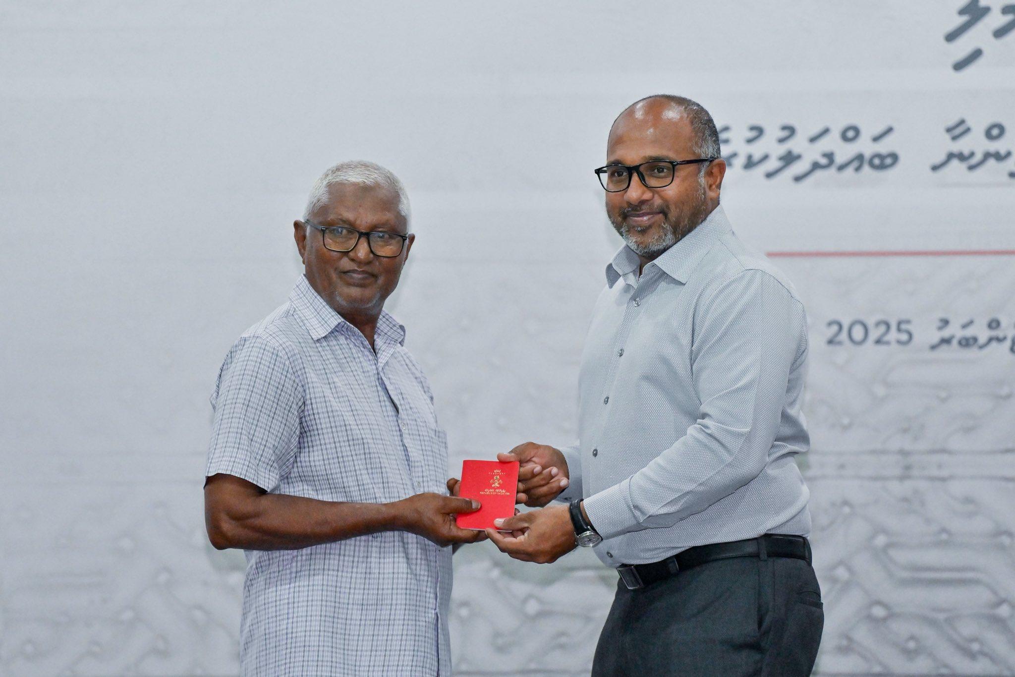 މ އަތޮޅުގައި ޕާސްޕޯޓުގެ ޚިދުމަތް ރަސްމީކޮށް ފަށައިފި