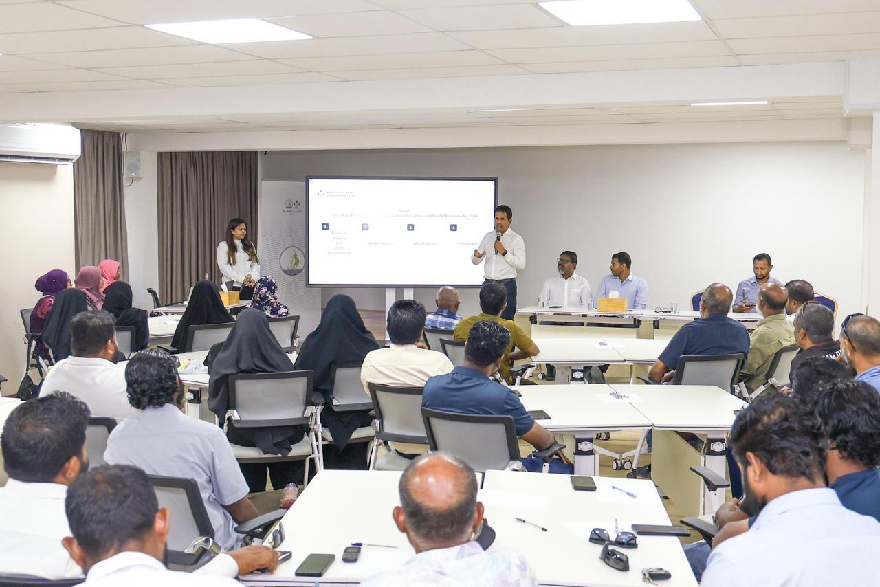 ކުޅުދުއްފުށީގައި ފަންނުވެރި އެކިމަސައްކަތްކުރާ ބައެއް ފަރާތްތަކާއި ވިޔަފާރިވެރިންނާއި މިނިސްޓަރު ސައީދު ބައްދަލުކުރައްވައިފި