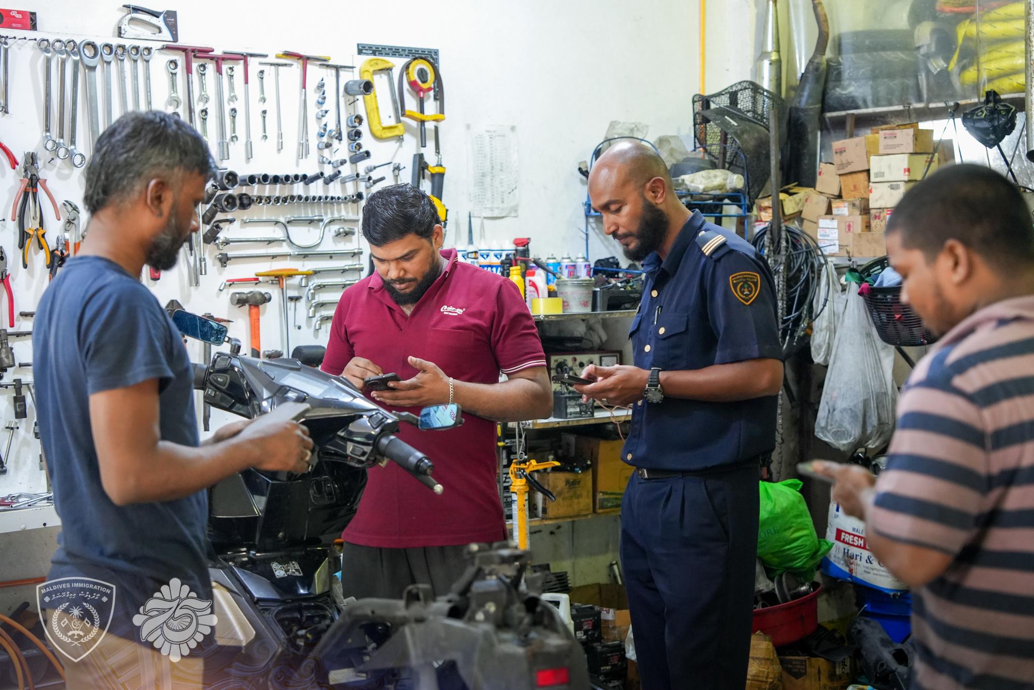 ޤަވާއިދާ ޚިލާފަށް ބިދޭސީން ވިޔަފާރިކުރަމުންދިޔަ 4 ތަނެއް ފާސްކޮށް 3 ބިދޭސީއަކު ހައްޔަރުކޮށްފި