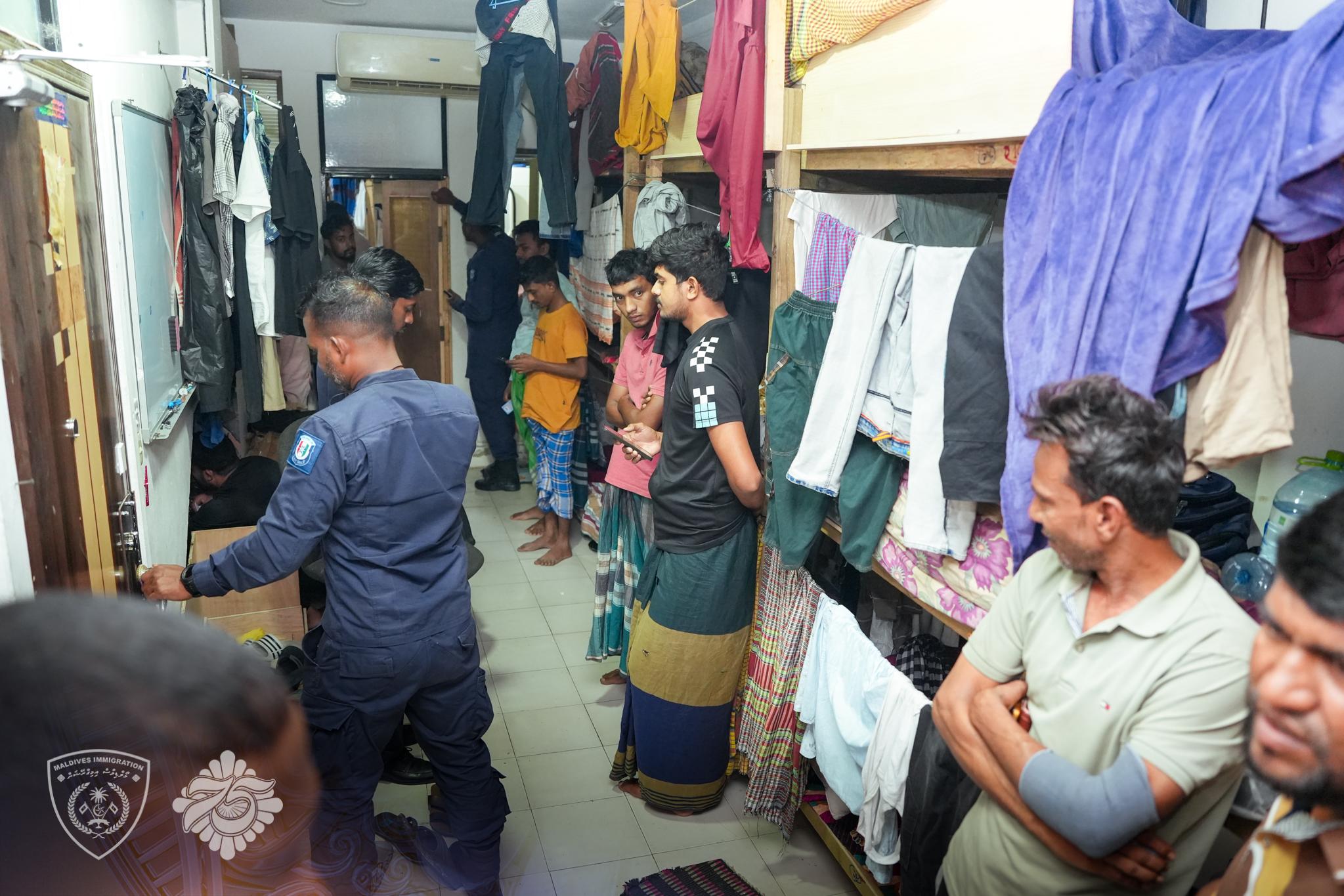 ގިނަ އަދަދެއްގެ ބިދޭސީން ދިރިއުޅެމުންދިޔަ އެކޮމަޑޭޝަން ބްލޮކެއް ފާސްކޮށް 3 ބިދޭސީއަކު ހައްޔަރަށް!