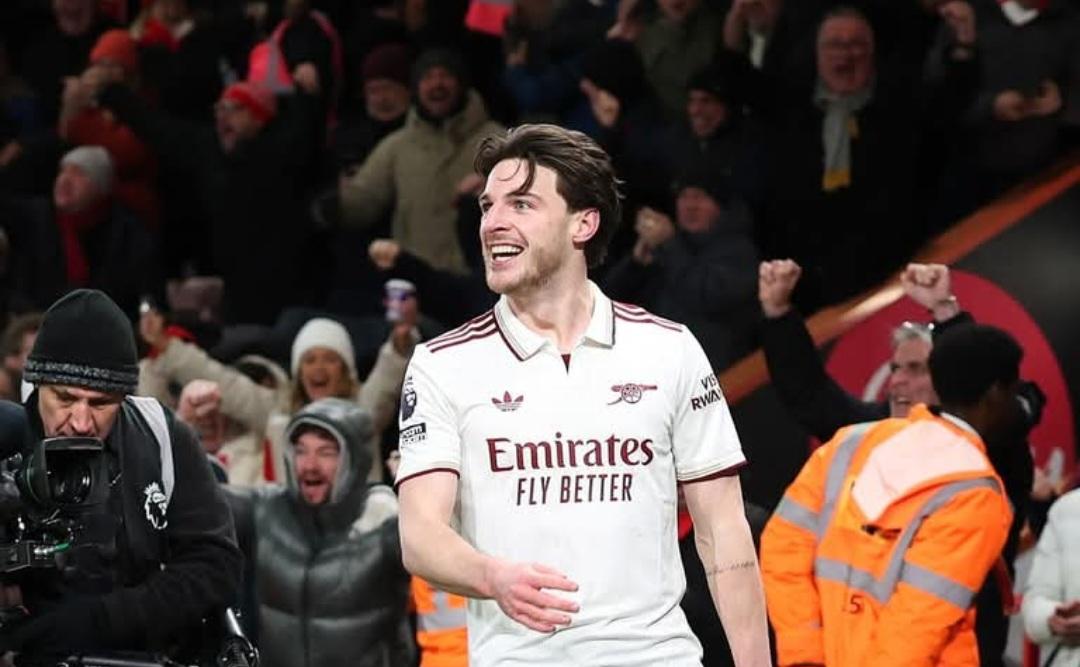 ރައިސްގެ ދެލަނޑާއެކު ފަހަތުން އަރައި އާސެނަލް އިން ބޯންމައުތު ބަލިކޮށްފި