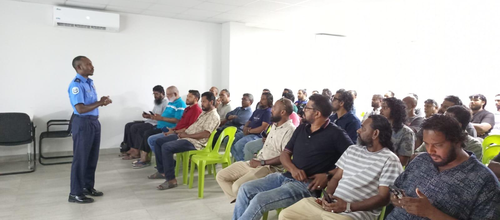 247 ޓެކްސީ ޑްރައިވަރުންނަށް އެއްގަމު ދަތުރުފަތުރުގެ ގާނޫނާ ގުޅޭ މައުލޫމާތު ދީފި