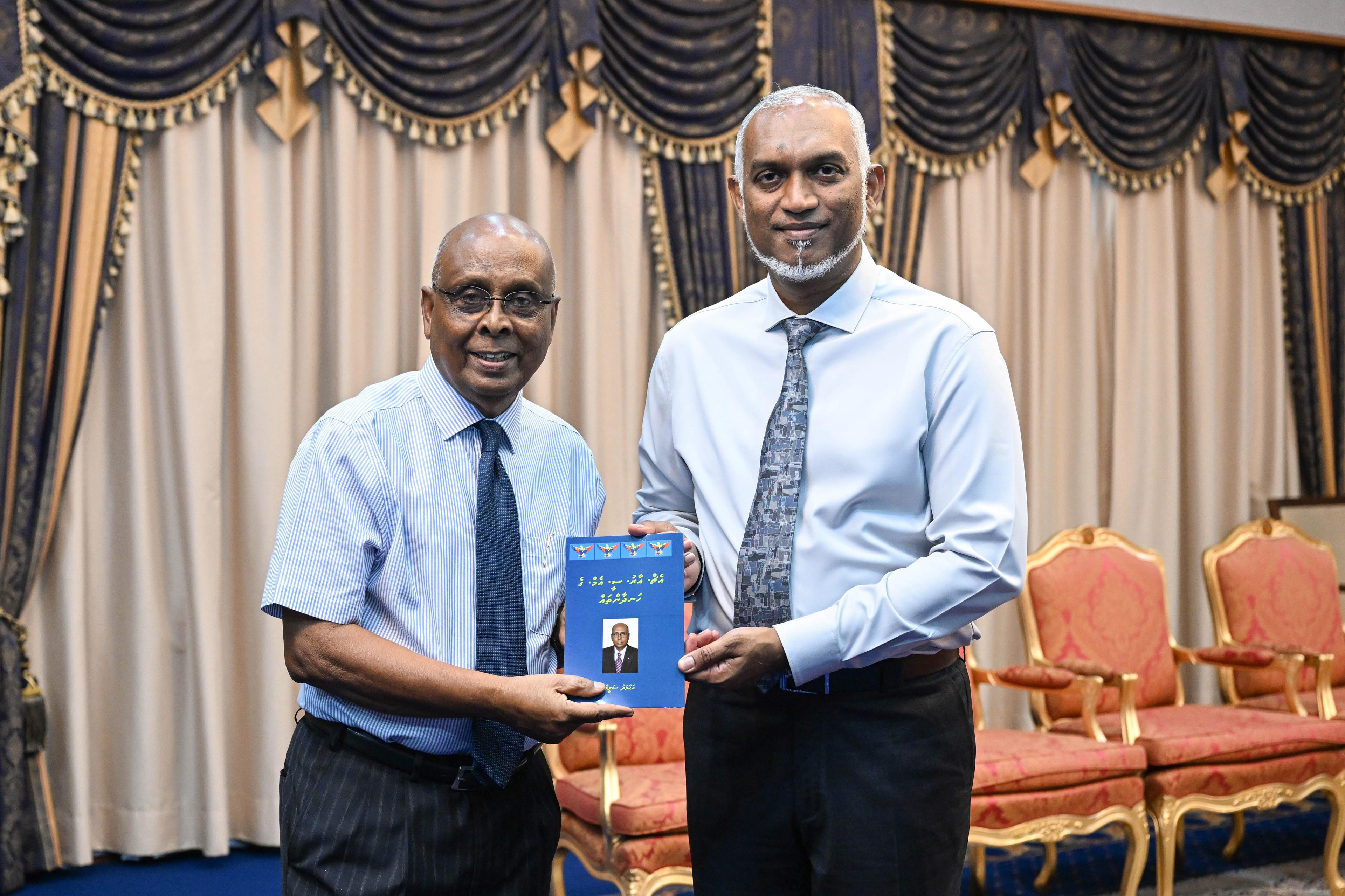 އެޗްއާރްސީއެމްެގެ ފުރަތަމަ ރައީސް، އަޙްމަދު ސަލީމް ލިއުއްވި ''އެޗް.އާރު.ސީ.އެމް ގެ ހަނދާންތައް'' ފޮތް ރައީސުލްޖުމްހޫރިއްޔާއަށް ހަދިޔާ ކުރައްވައިފި