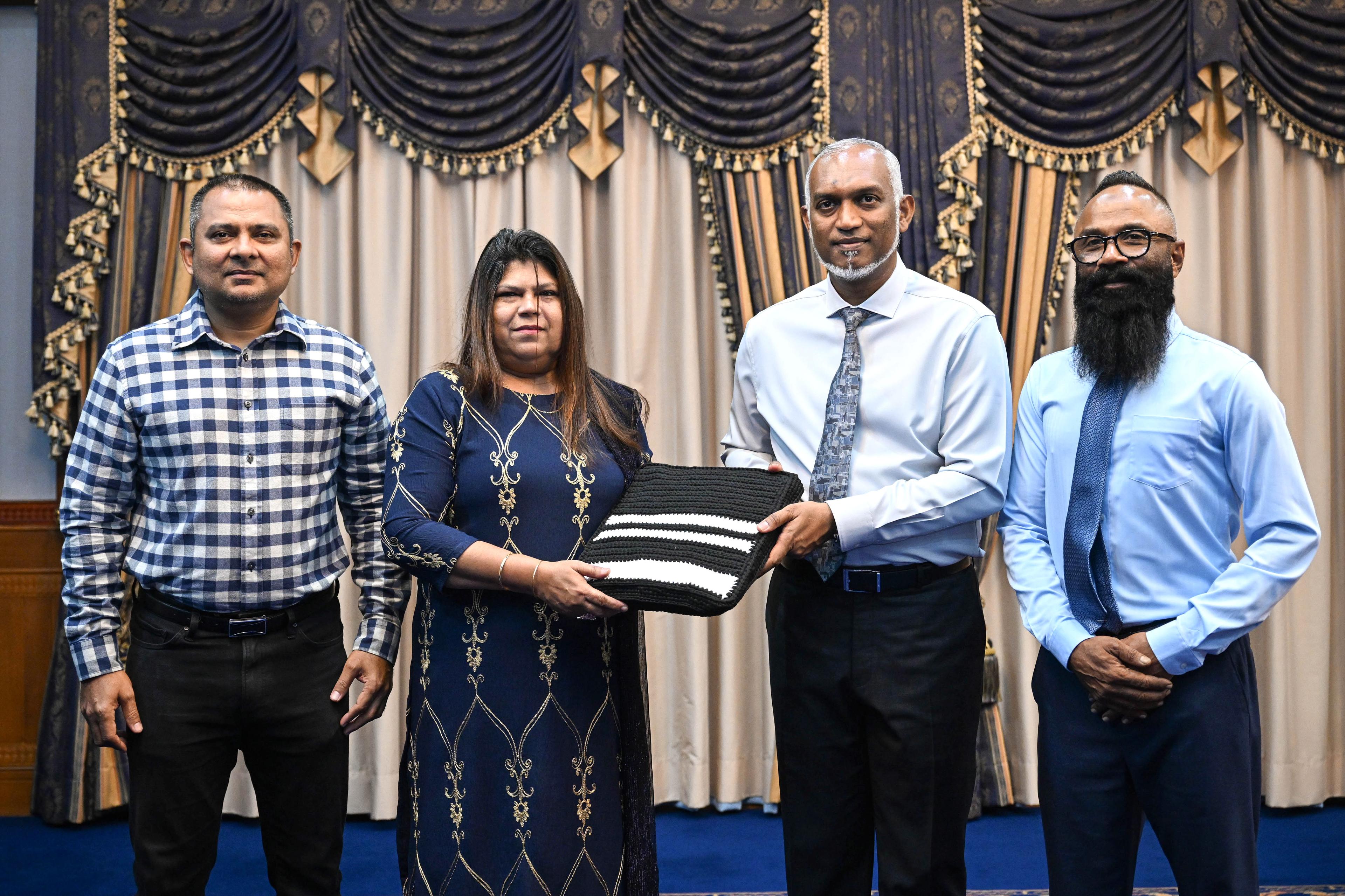 އަތްތެރިމަސައްކަތުގެ ފަންނުވެރި ގުމޭރިއާ އަމިއްލަ އަތުން ވިޔެ ތައްޔާރުކޮށްފައިވާ ދިވެހި ފޭއްޔެއް ރައީސަށް ހަދިޔާކުރައްވައިފި