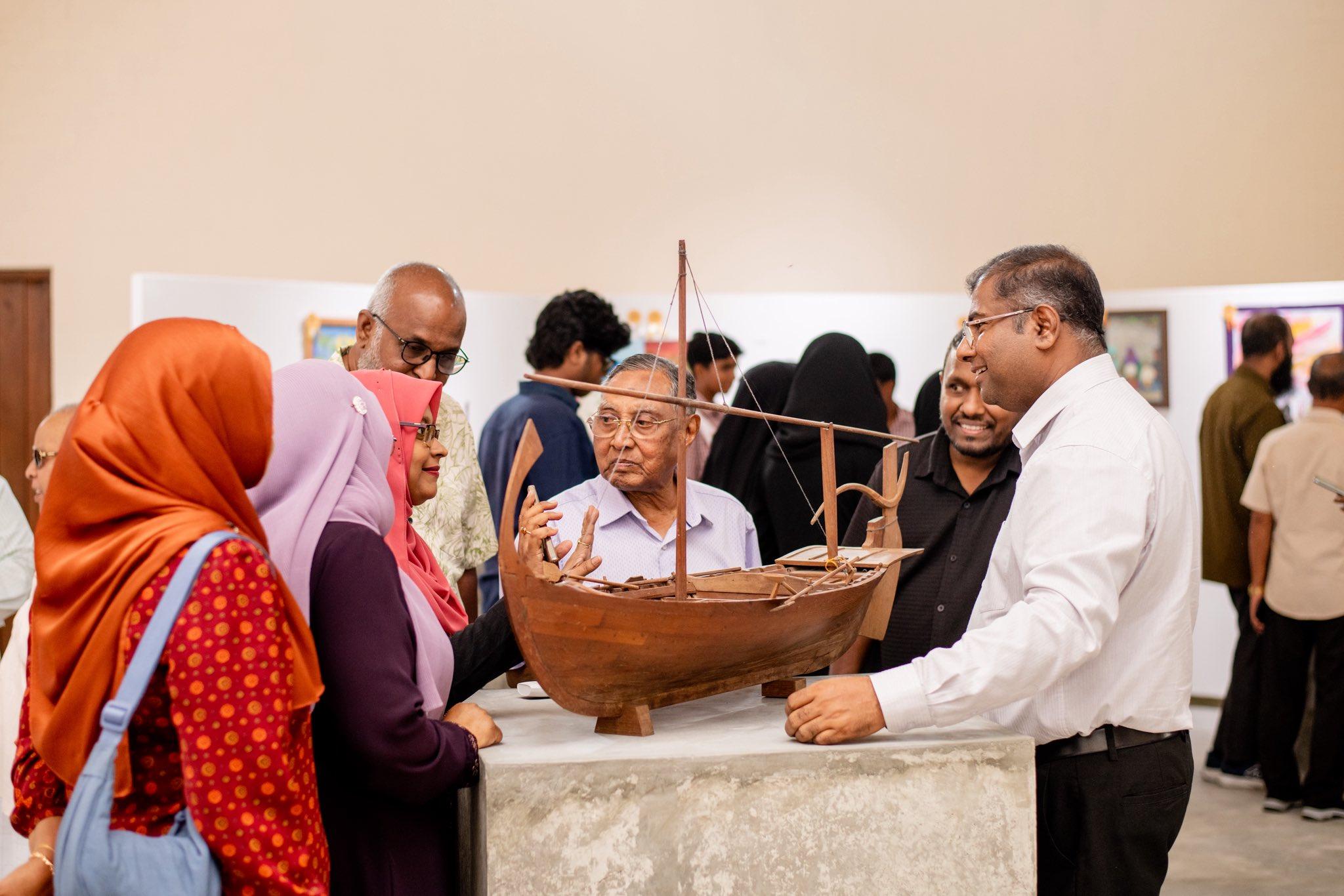 ދިވެހިބަހުގެ އެކެޑަމީގެ ފޮތް މައުރަޒެއް އައްޑޫގައި