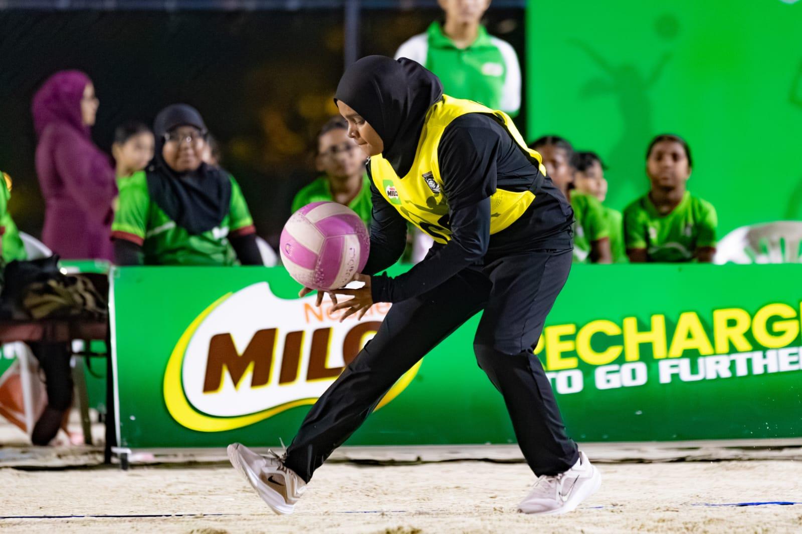 ނެޓްބޯޅަ: ތަފާތުބޮޑު ނަތީޖާއަކުން ކްއީންސް އަދި ޑައިމަންޑް މޮޅުވިއިރު، ޔުނިކޯންސް އާއި ފޯ ދަ ވައިބްސްގެ މެޗު އެއްވަރު