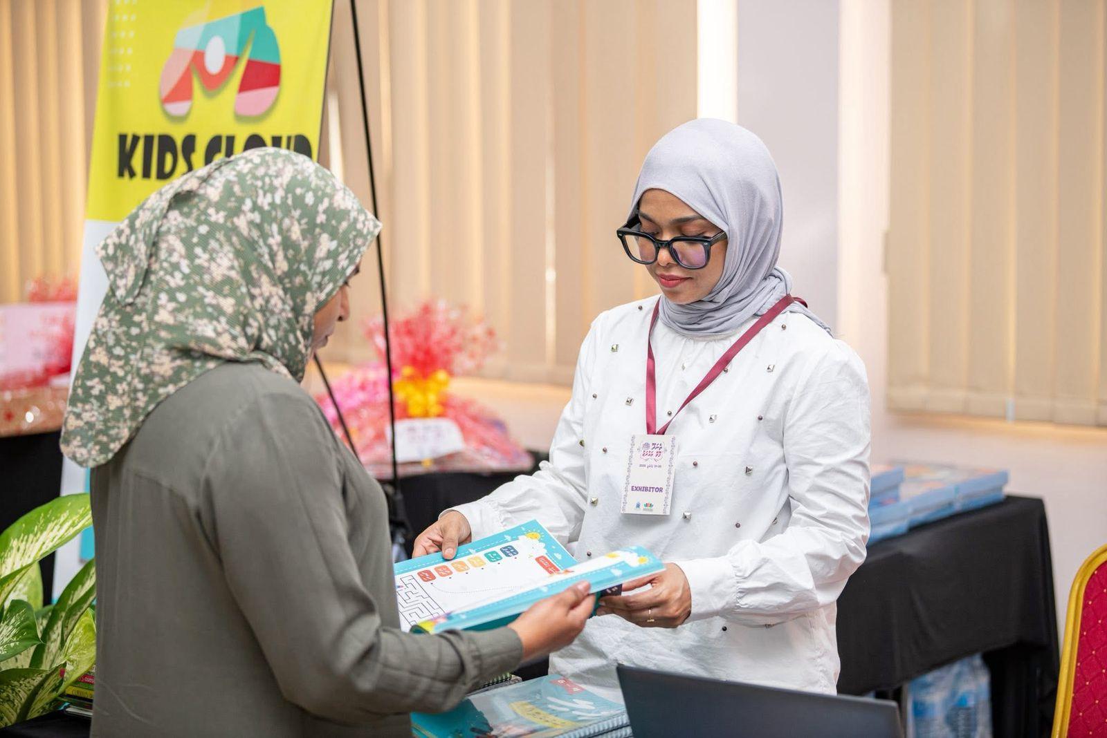 ތިނަދޫ ޑަބްލިއުޑީސީއާއި އެމްއެންޔޫ ތިނަދޫ ކެމްޕަހާއި ގުޅިގެން ބޭއްވި ފޮތް މައުރަޒަށް ބޮޑު ތަރުހީބެއް!