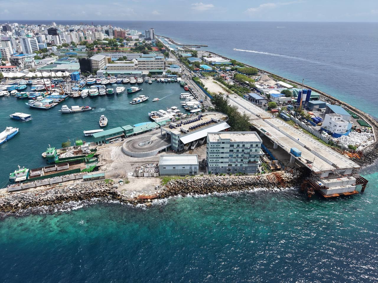 ކޮންޓޭނަރެއްގެ ތެރެއަށް ވެއްޓި ހާލު ސީރިއަސްވި މުވައްޒަފުގެ ހާލަތު މިދަނީ ގާތުން ބަލަމުން - ވެމްކޯ