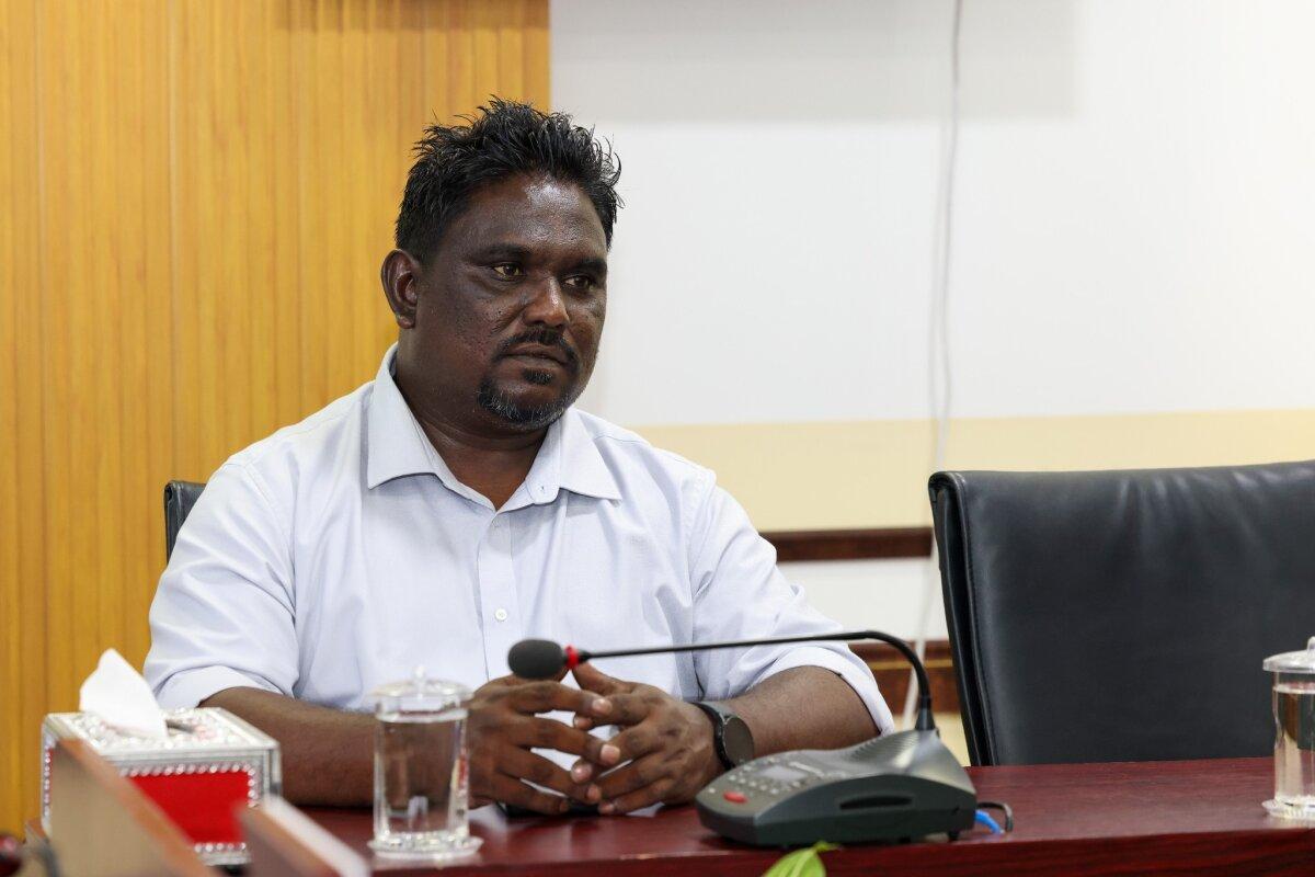 ފެންނަމުން މިދަނީ ރައްޔިތުން އިންތިޚާބުކުރި ކައުންސިލަރުންގެ ޙައްގުތަކަށް މޭޔަރު އާދަމް ޢާޒިމް އަރައިގަންނަ މަންޒަރު - އަރީޝް