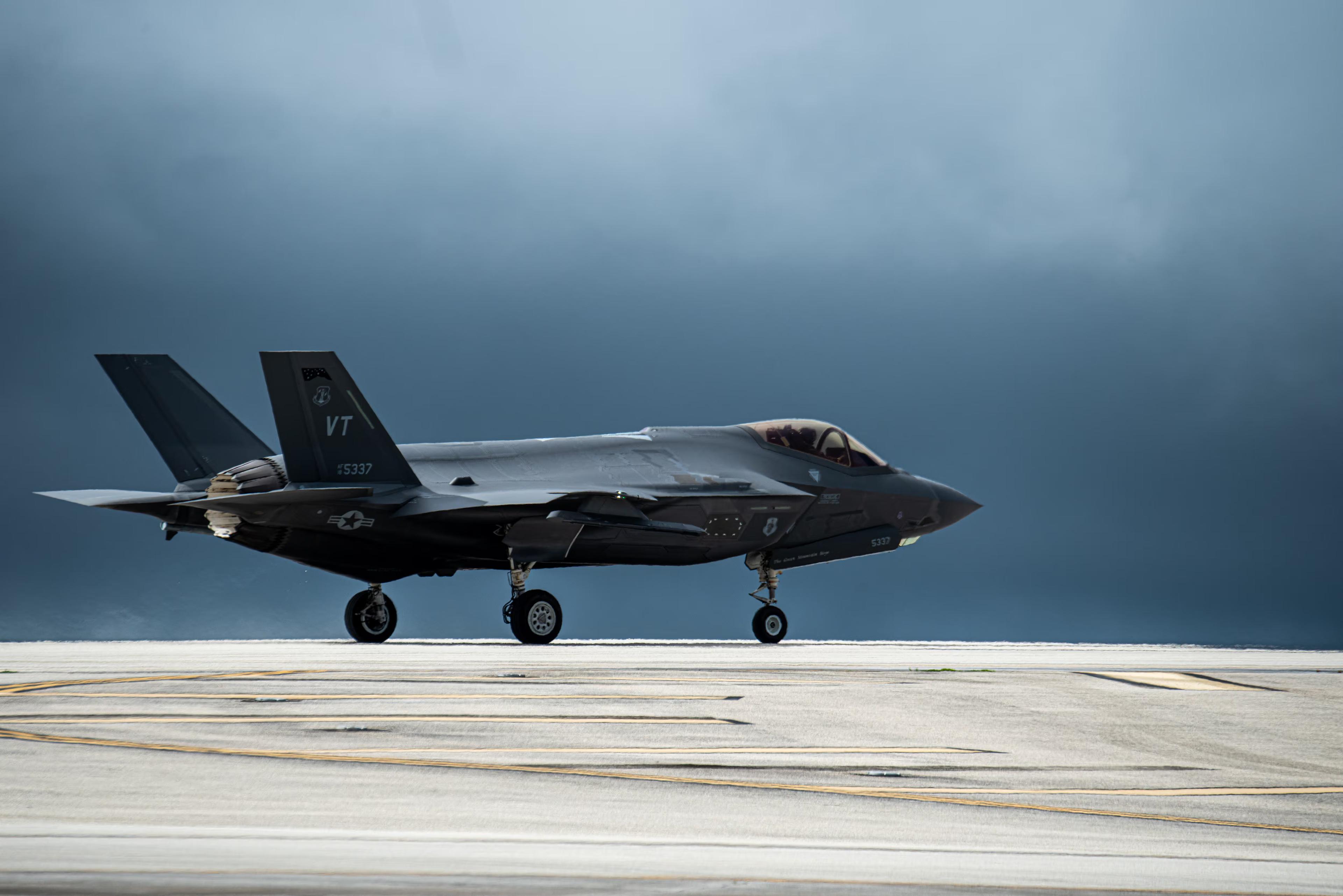 އިރާނުން އެމެރިކާގެ ބޭސްތަކަށް ދެމުންދާ ހަމަލާތައް ހުއްޓުވުމަށް އިނގިރޭސި ސިފައިން އެހީވާން ފަށައިފި