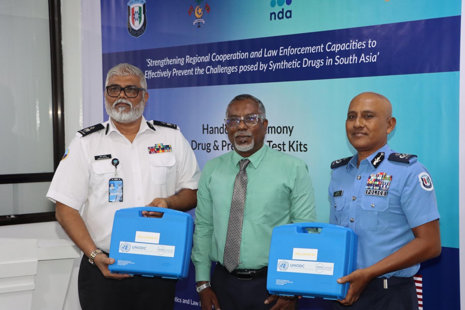 ޔޫއެންއޯޑީސީން ހަދިޔާ ކޮށްފައިވާ ޑްރަގް ޓެސްޓް ކިޓްތައް ކަސްޓަމްސްއާއި ފުލުހުންނަށް ހަވާލުކޮށްފި