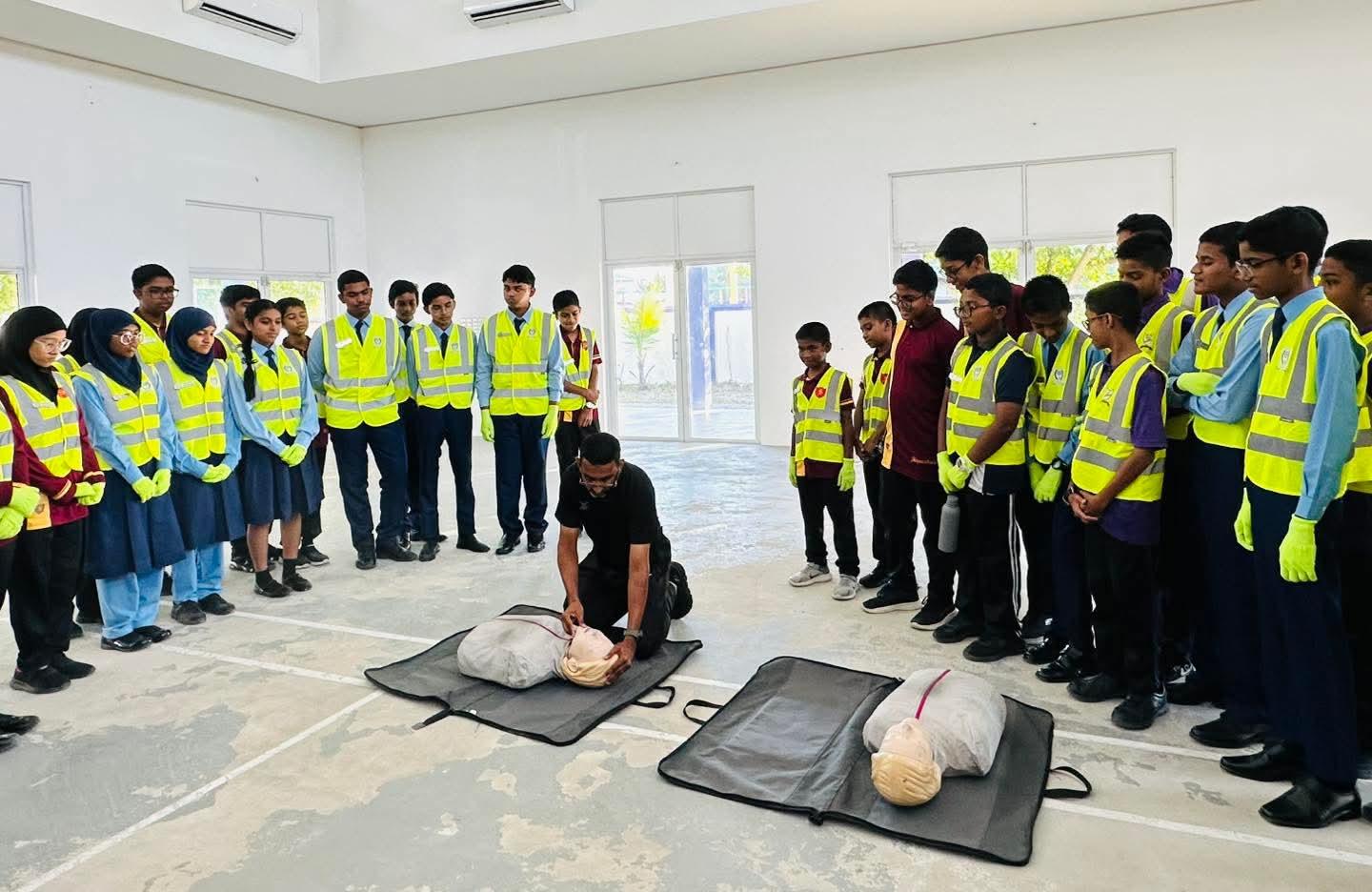 އައްޑޫ ސިޓީ ސުކޫލުތަކުގެ ޓްރެފިކް މޮނީޓަރުން ހޭލުންތެރިކުރުމުގެ ސެޝަނެއް ކުރިއަށް ގެންގޮސްފި