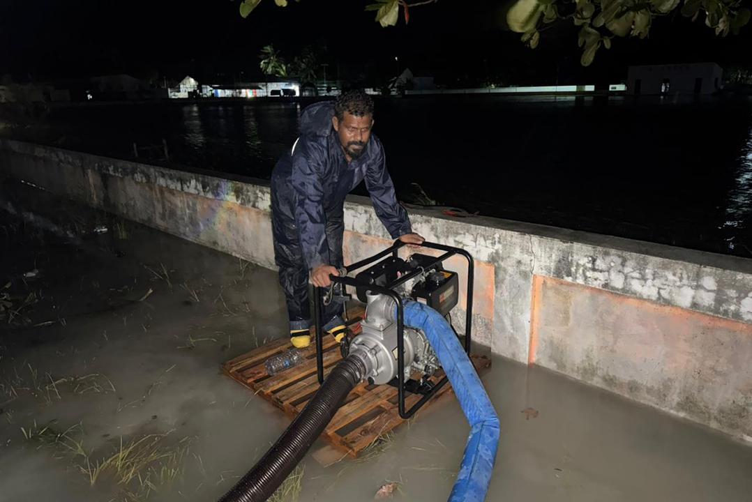 މަޑަވެއްޔަށް ބޯކޮށް ވާރޭވެހި ބައެއް މަގުތަކުގައި ފެން ބޮޑުވުމާއި ގުޅިގެން ސިފައިން ހަރަކާތްތެރިވެއްޖެ