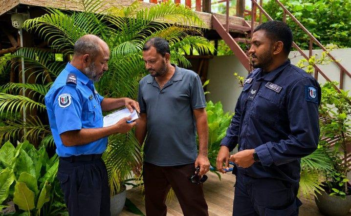 ނިލަންދޫގައި ޓޫރިސްޓު ހިދުމަށްދޭ ތަންތަނަށް ޒިޔާރަތްކޮށް މައުލޫމާތު ދިނުމުގެ ހަރަކާތެއް ފުލުހުން ކުރިއަށް ގެންގޮސްފި