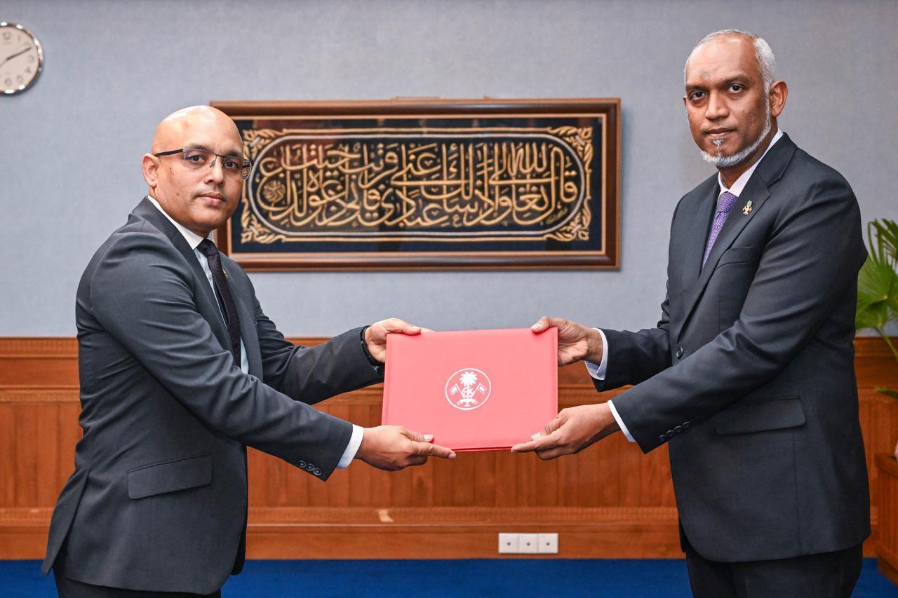 ފިނޭންސް މިނިސްޓަރުކަން ޓެކްސް ކޮމިޝަނަރަށް ހުންނެވި ޒަރީރުއަށް!
