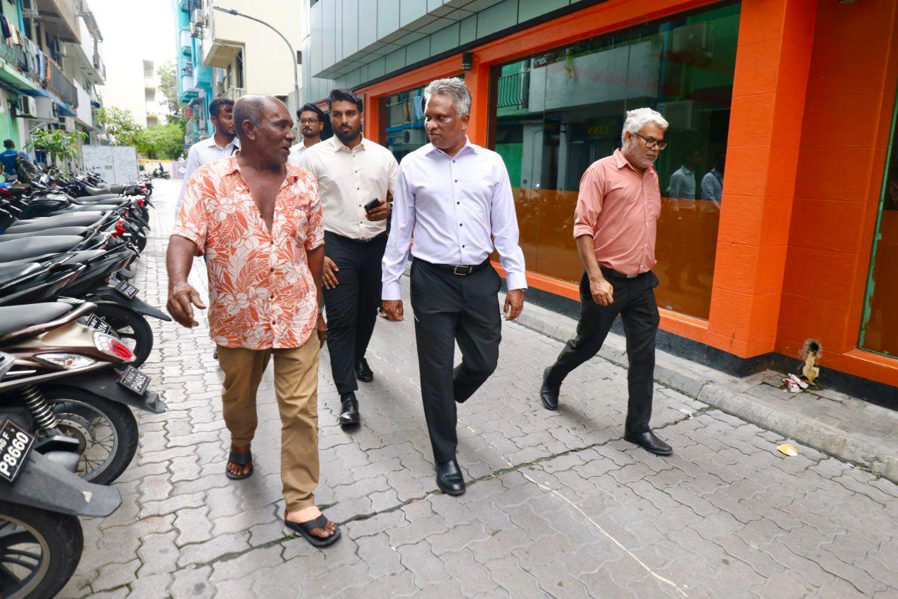 މާފަންނު ދެކުނުގެ މައްސަލަތައް ބައްލަވަން މޭޔަރު އާޒިމްއާއި ކައުންސިލަރު ރަށުތެރެއަށް!