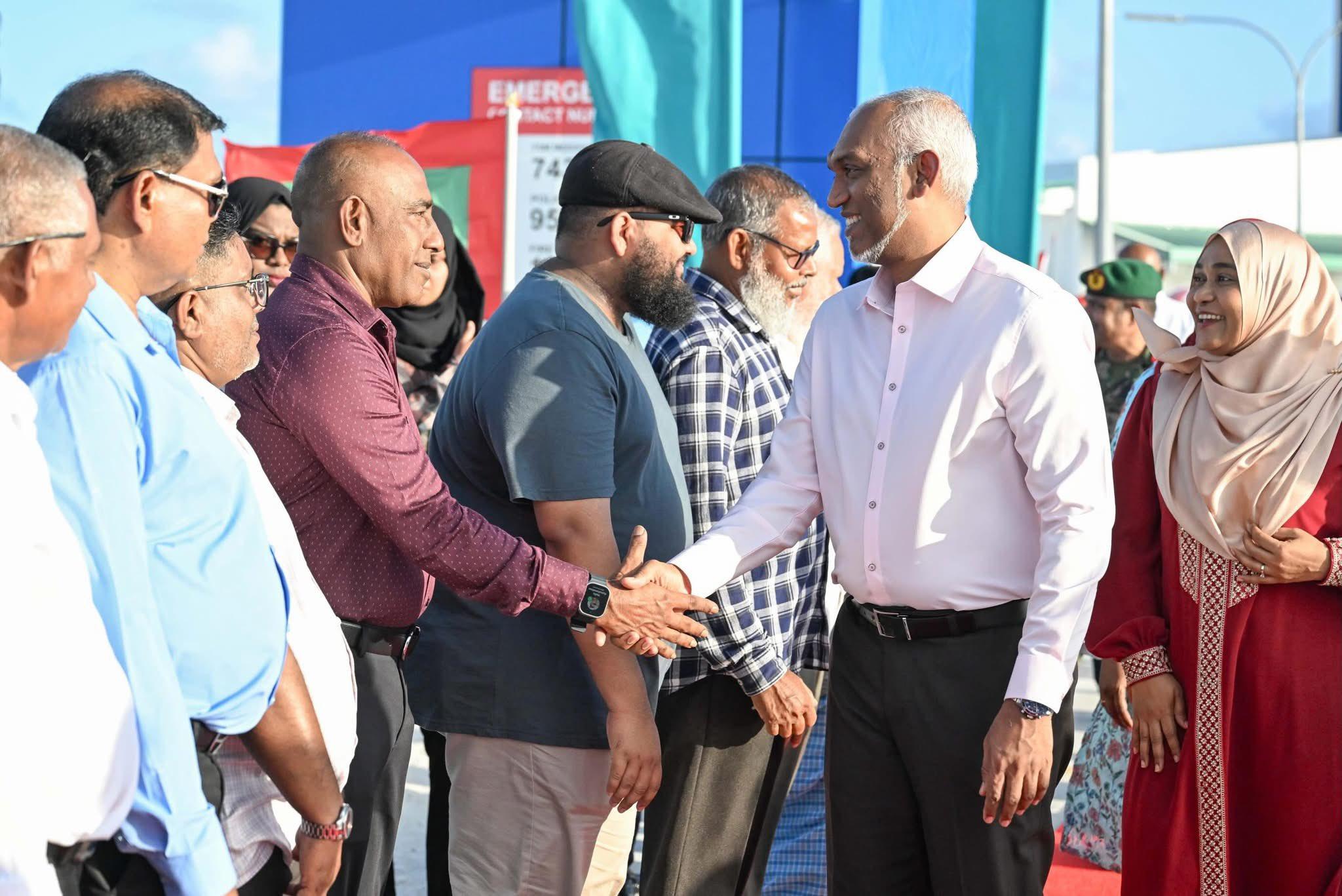 މީދޫއިން ޕީއެންސީއަށް ލިބުނު ބޮޑު ކާމިޔާބީ ފާހަގަކުރުމަށް ރައީސްގެ ދެކަނބަލުން އެ ރަށަށް ވަޑައިގަތުމުން ހޫނު މަރުޙަބާއެއް!