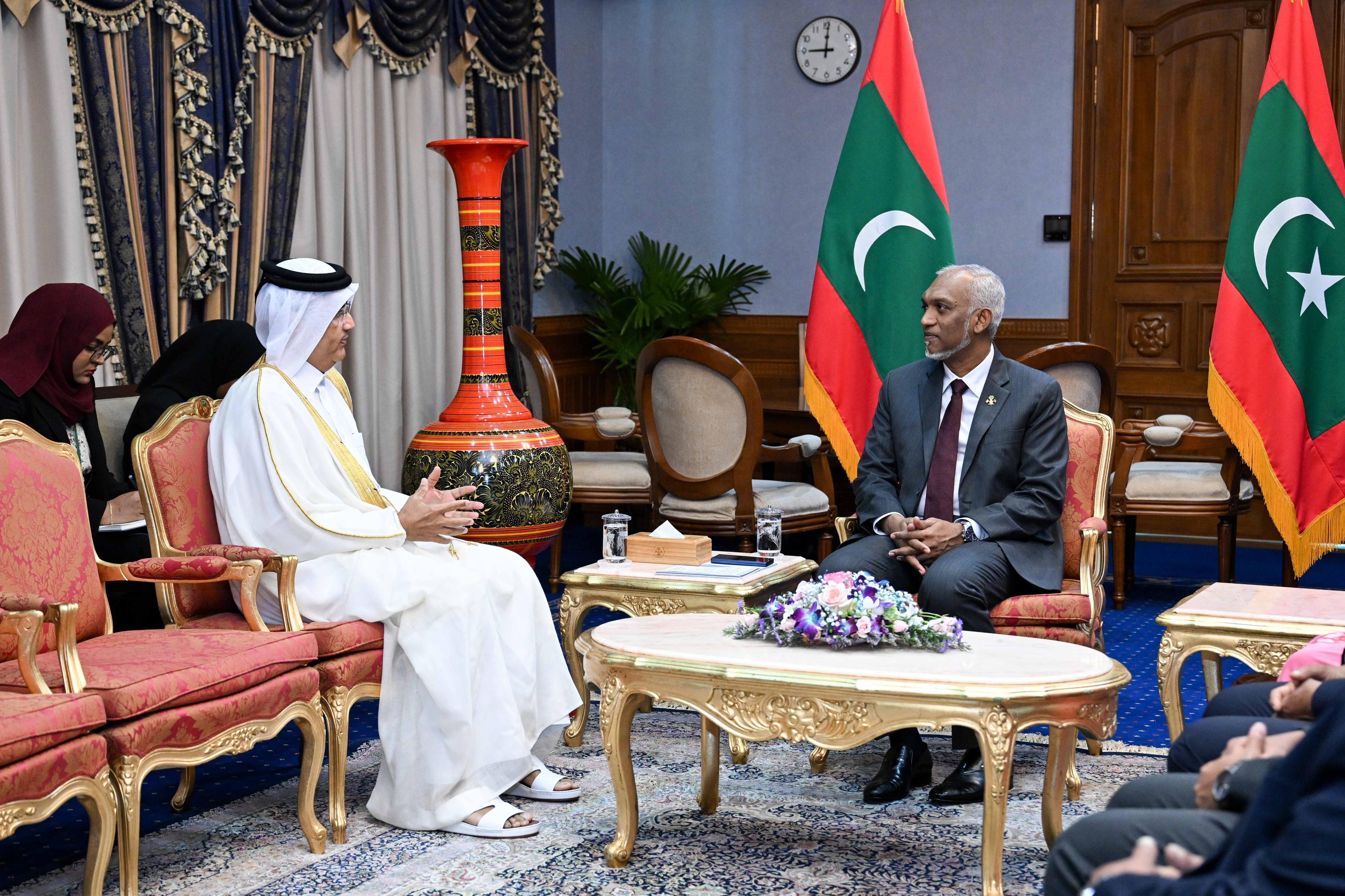 އިތުރު ހަ ގައުމެއްގެ އައު ސަފީރުން ރައީސަށް ފަތްކޮޅު އަރުވައިފި