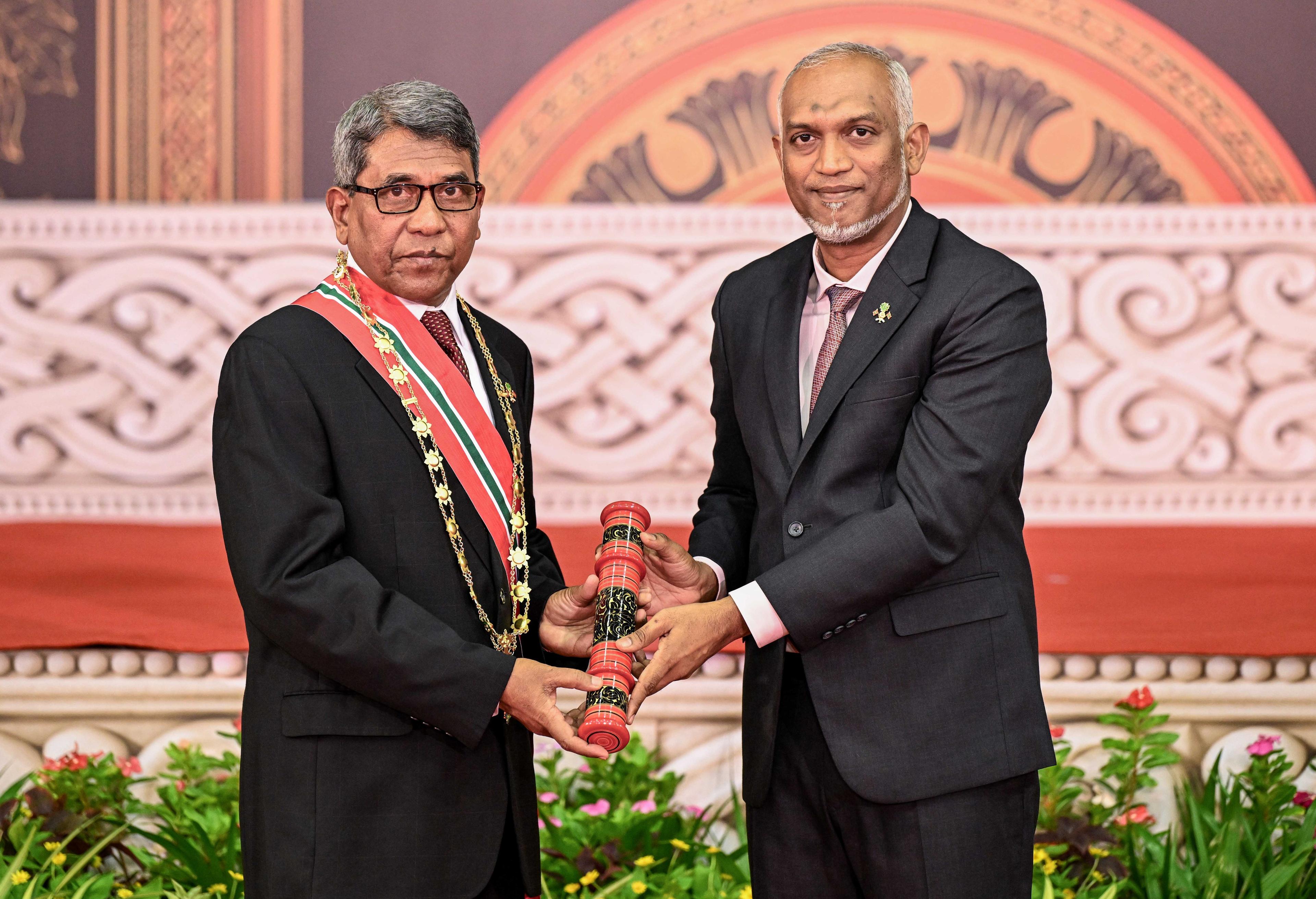 ރައީސް، ނިޝާން ޢިއްޒުއްދީނުގެ ޢިއްޒަތުގެ ވެރިކަން، ޑޮކްޓަރ މުޙައްމަދު ލަޠީފަށް އަރުވައިފި