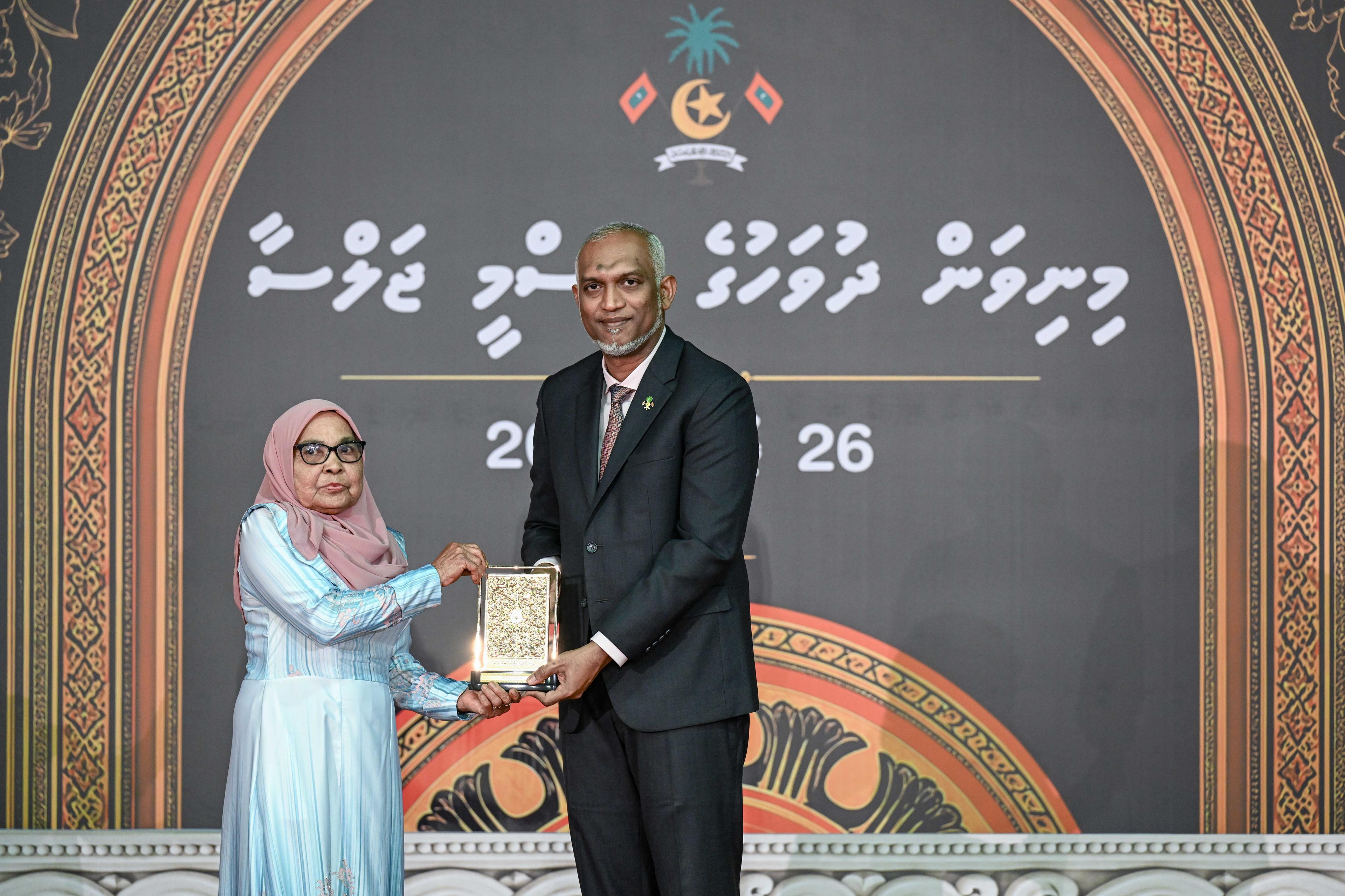ދިވެހި ދައުލަތަށް ދިގު މުއްދަތަކަށް ޚިދުމަތް ކުރެއްވި 66 ބޭފުޅަކަށް ޝަރަފުގެ ބެޖާއި އައްޑަނަ ހަވާލުކުރައްވައިފި