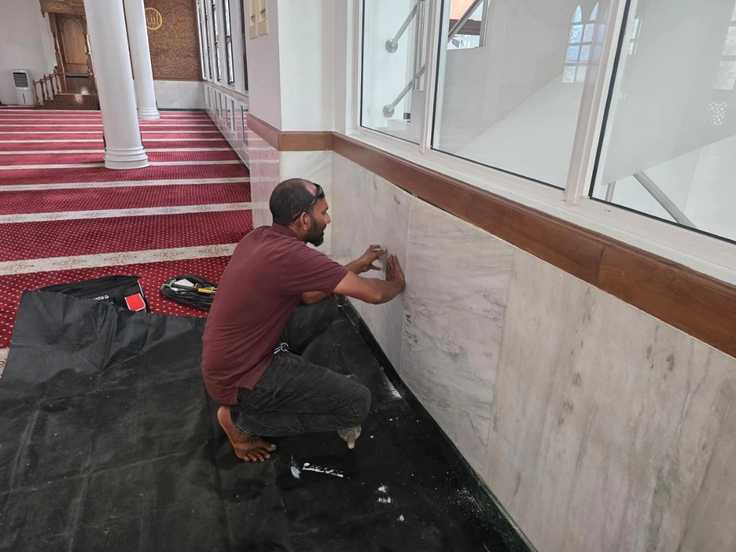 ޖަލާލުއްދީން މިސްކިތުގެ ފާރުތަކުން ނެއްޓިފައިވާ މާބުލްތައް ހަރުކުރުމުގެ މަސައްކަތް މާލެ ސިޓީ ކައުންސިލުން ފަށައިފި