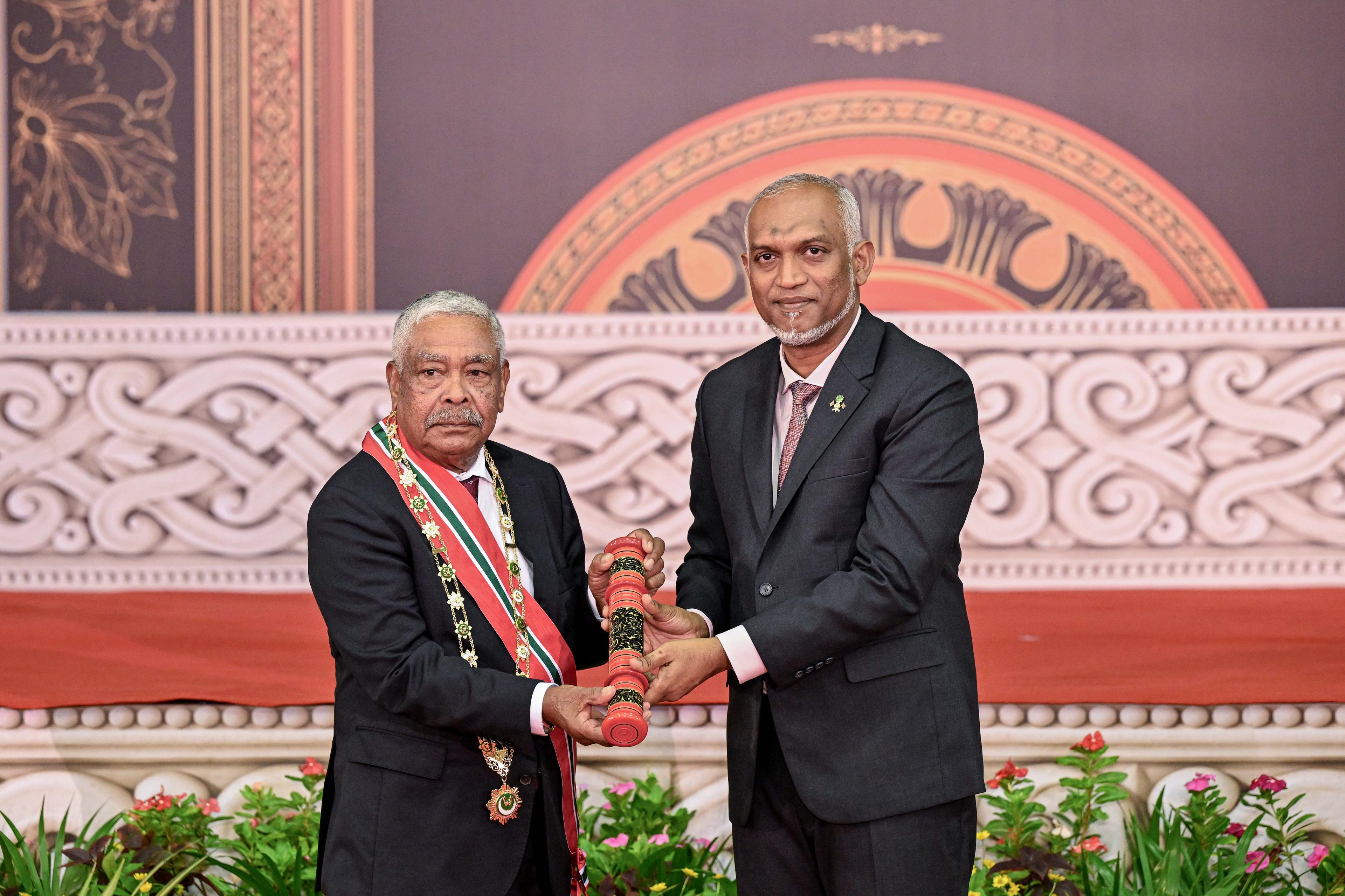 ރައީސް، ނިޝާން ޢިއްޒުއްދީނުގެ ޢިއްޒަތުގެ ވެރިކަން ހުސައިން އަފީފަށް އަރުވައިފި