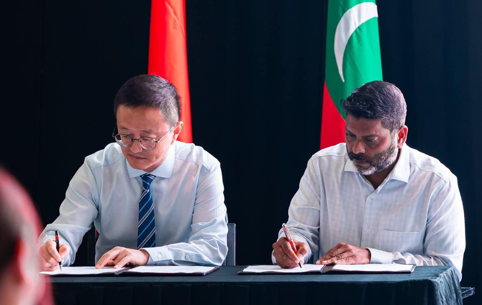 ޗައިނާ ސަރުކާރުން ރާއްޖެއަށް ގިނަ އަދަދެއްގެ ކުޅިވަރު ސާމާނު ހަދިޔާކޮށްފި
