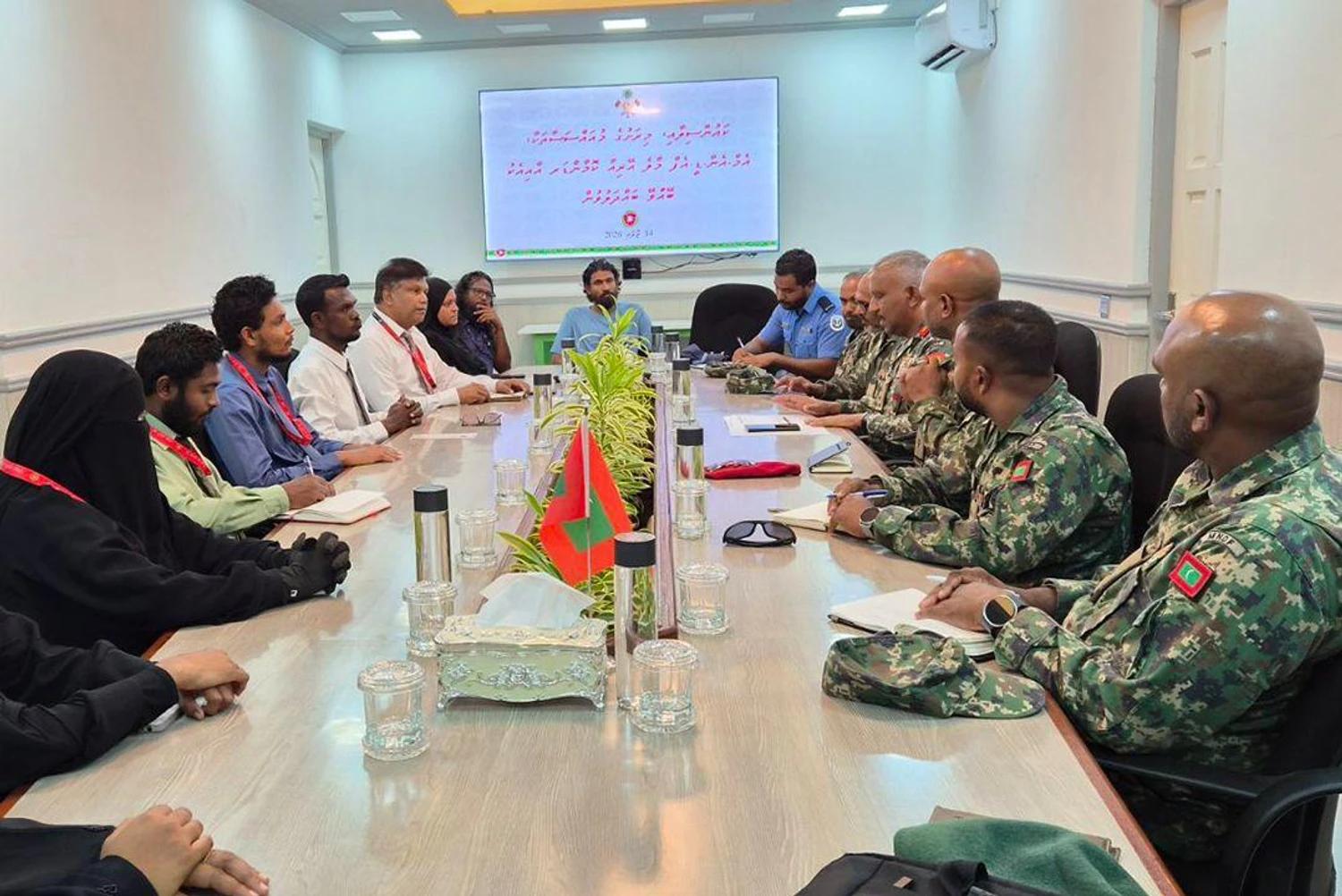 އެމްއެންޑީއެފް މާލެ އޭރިއާ ކޮމާންޑުގެ ކޮމާންޑަރ، އއ. އަތޮޅުގެ ރަށްތަކުގެ ރަސްމީ އިދާރާތަކުގެ އިސްވެރިންނާ ބައްދަލުކުރައްވައިފި