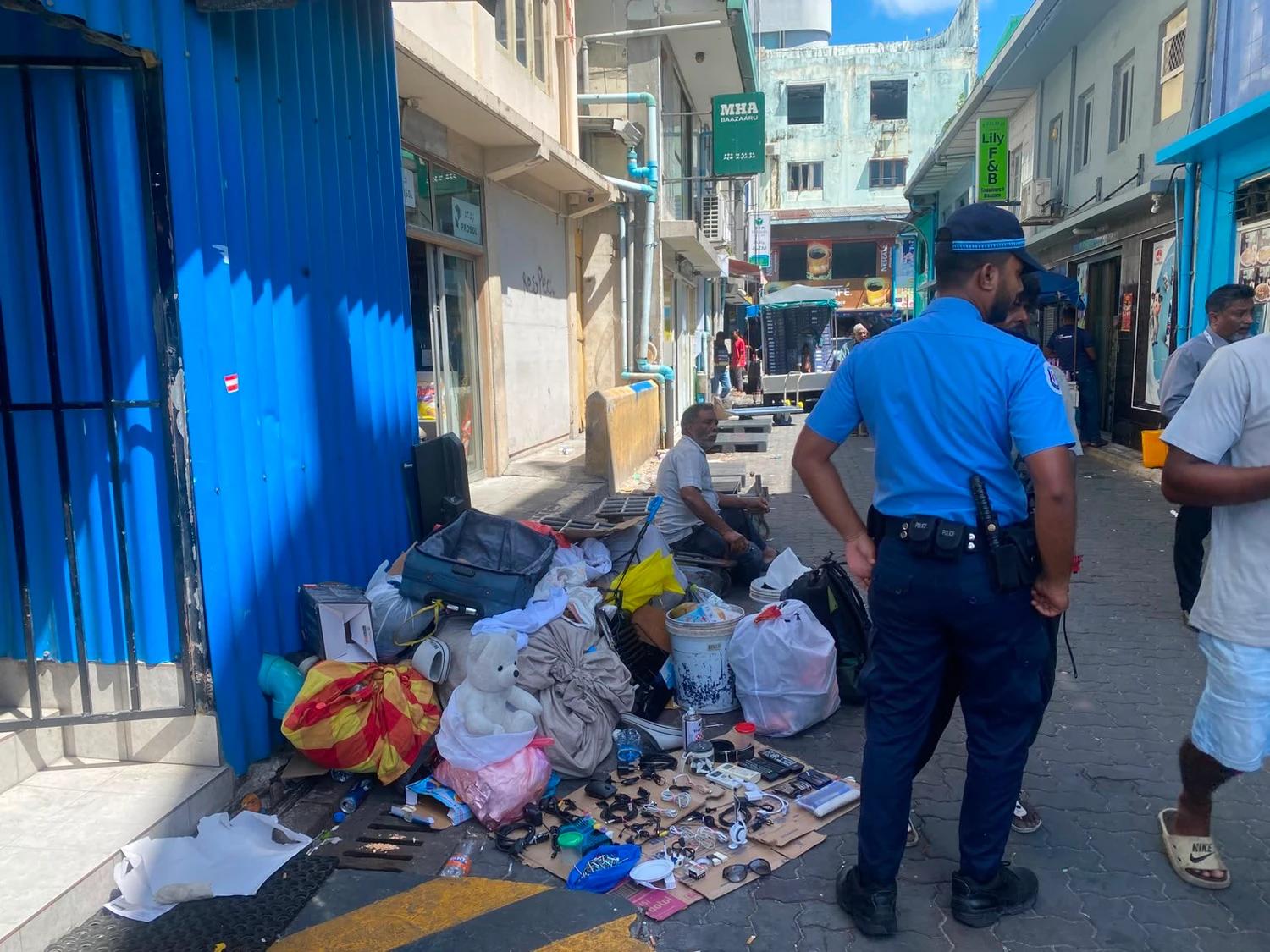 ޕޭވްމަންޓްމަތީ މުދާ ބެހެއްޓުން ހުއްޓުވައި، ބާޒާރުމަތިން ގިނަ އަދަދެއްގެ ކުނި ނަގައިފި