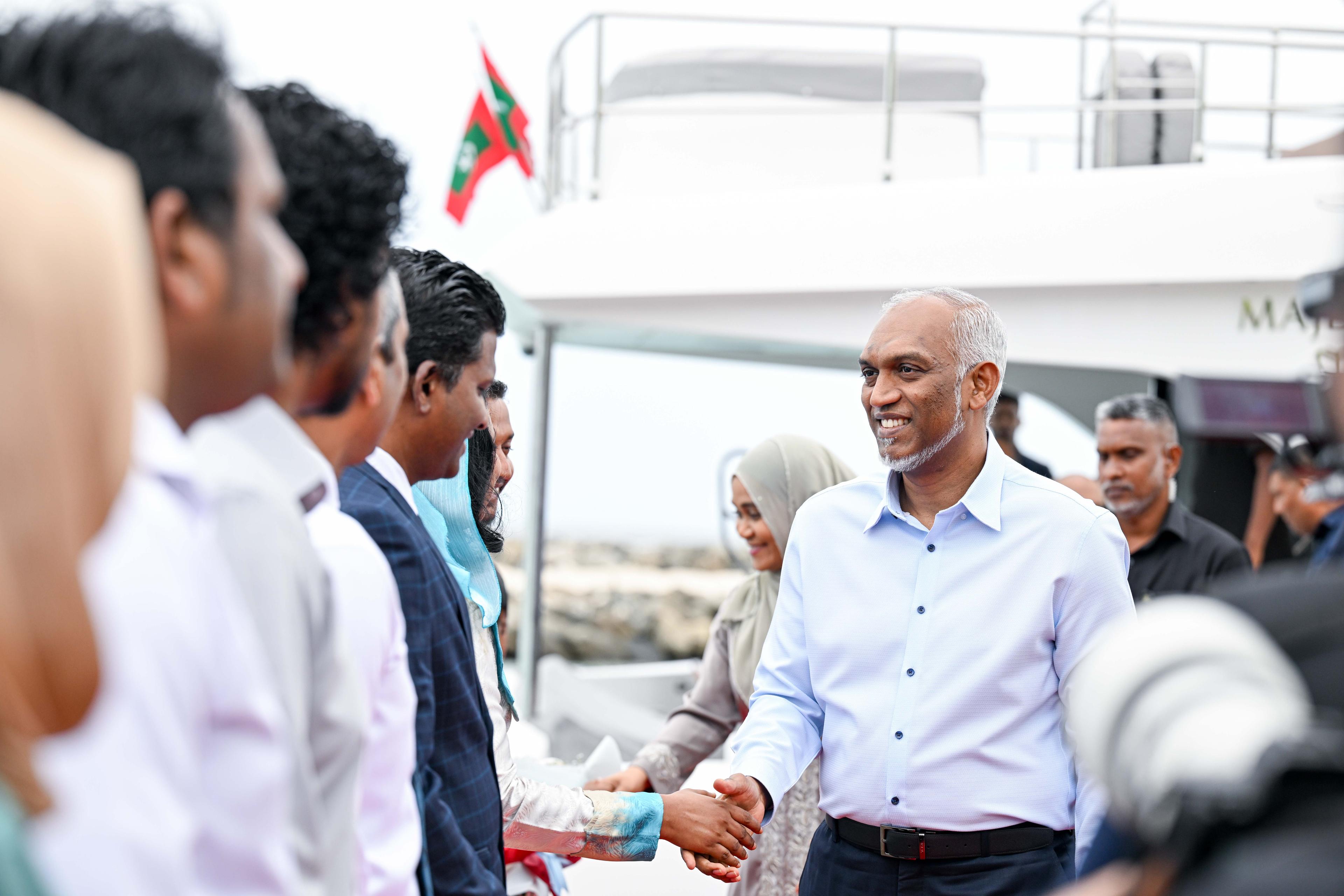 ރައީސް އުކުޅަހަށް؛ އެ ރަށު ބަނދަރުމަތިން ހޫނު މަރުހަބާއެއް!