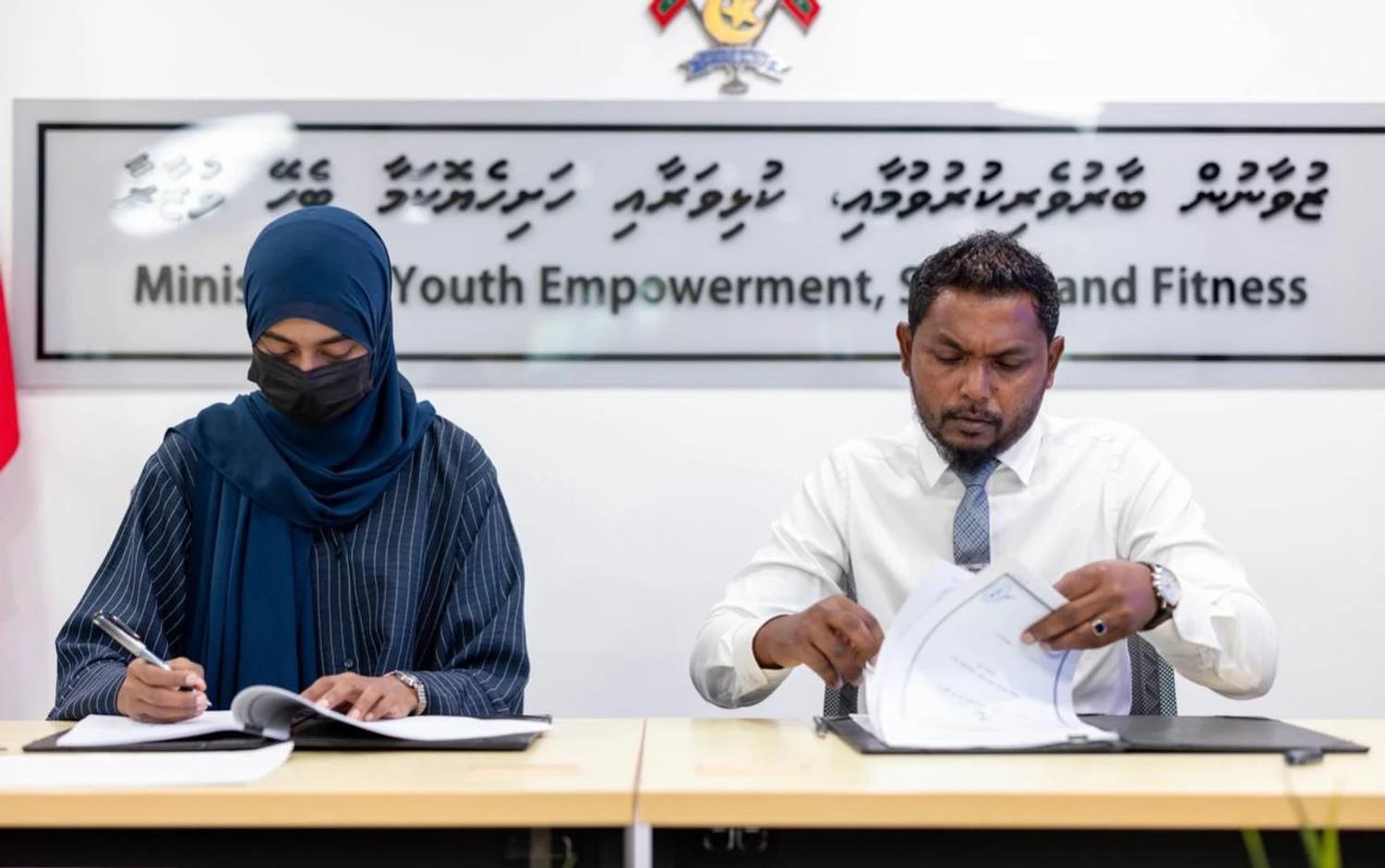މާމެންދޫ ފުޓްސަލްދަނޑު ތަރައްގީކުރުމުގެ މަސައްކަތުގެ އެއްބަސްވުމުގައި ސޮއިކޮށްފި