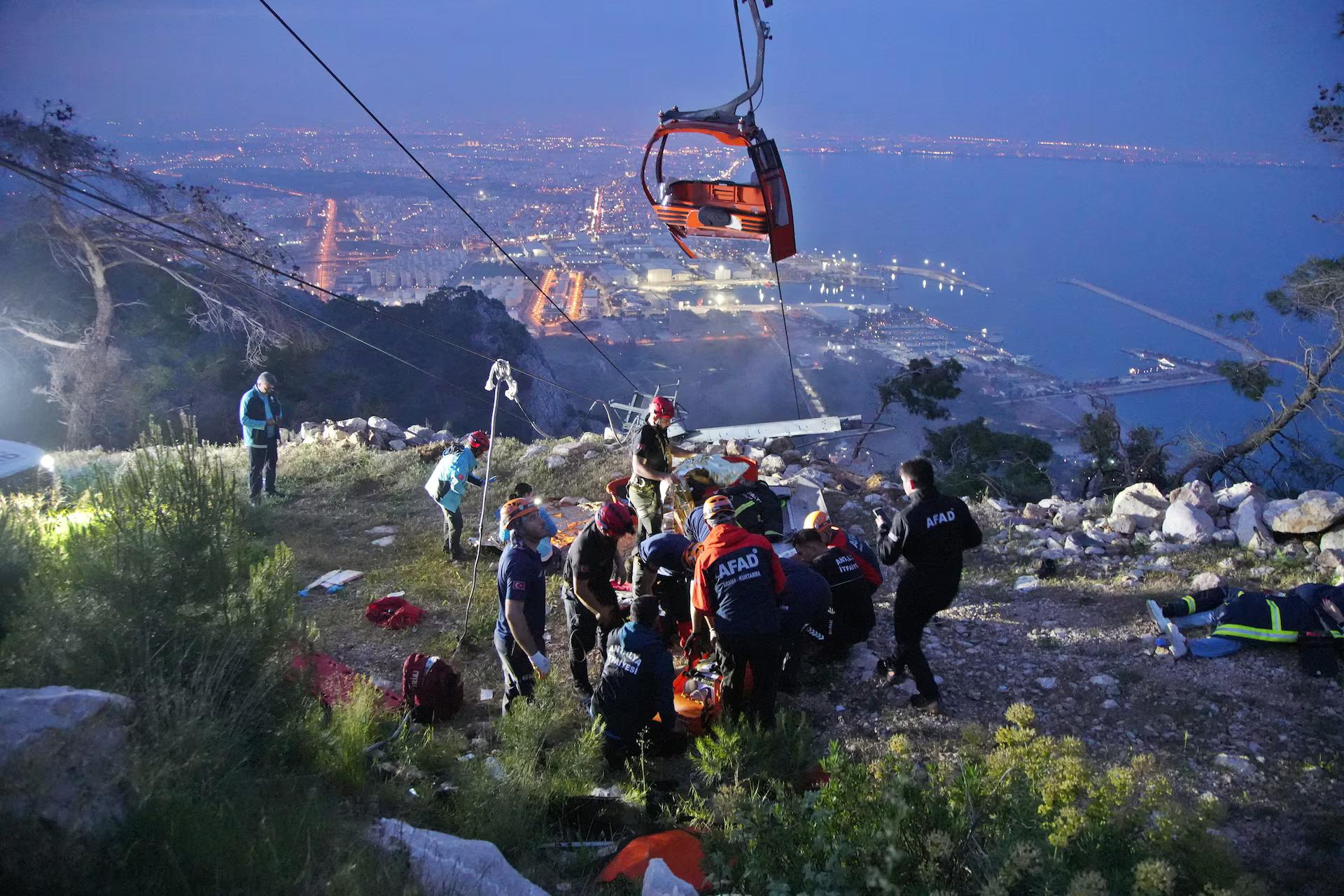 One killed, leaves many stranded in Turkey cable car crash